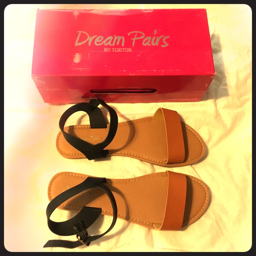 NWT — Dream Pairs — Flat Sandals
